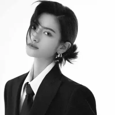 黑白高冷女生头像,最新整理气质黑白女头
