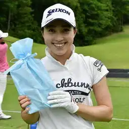 女子日巡大眼美女美腿修长容貌靓丽
