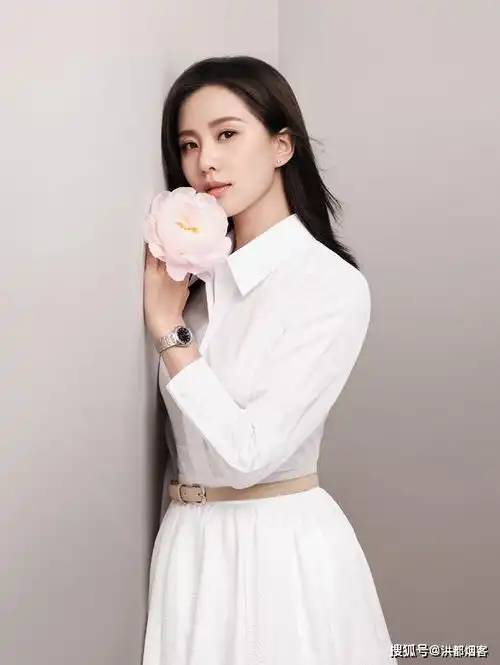 人间最美刘诗诗,一袭纯白连衣裙端庄大方,宛如天上仙女