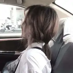 好看清纯女生头像背影侧脸,人生不在于拿有一手好牌