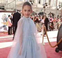 好莱坞12岁小妖精,被莱昂纳多抱在怀里,长大了还得了