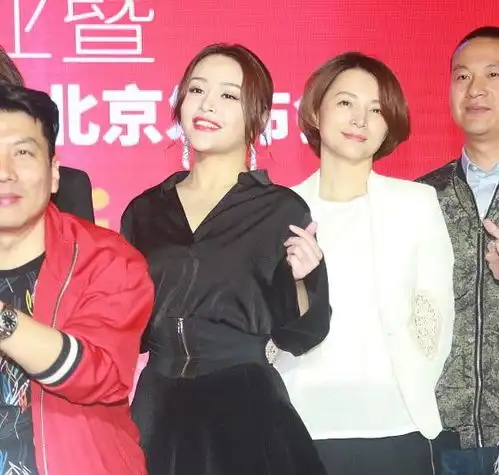 50岁周涛与45岁董卿同穿白西装,仅5岁之差,气质却差十万八千里