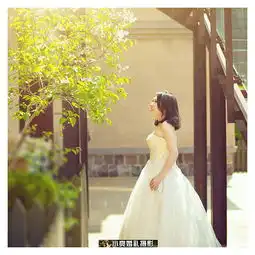 婚纱摄影绿树下叶子小清新白色婚纱照