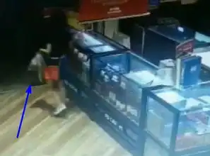 女子拿走柜台上放置的物品超市员工为此赔了钱