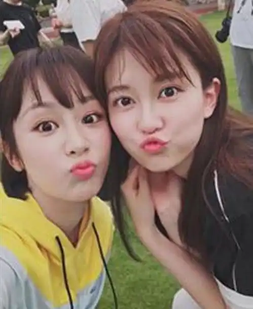 杨紫美出国门,泰国街头拍真人秀,网友婴儿肥彻底消失不见