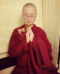 实拍80后美女大学生出家前后对比照