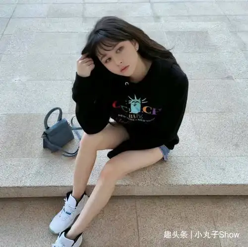 女神邱淑贞女儿沈月亮相活动,无袖连衣裙秀白皙牛奶肌,比妈妈美