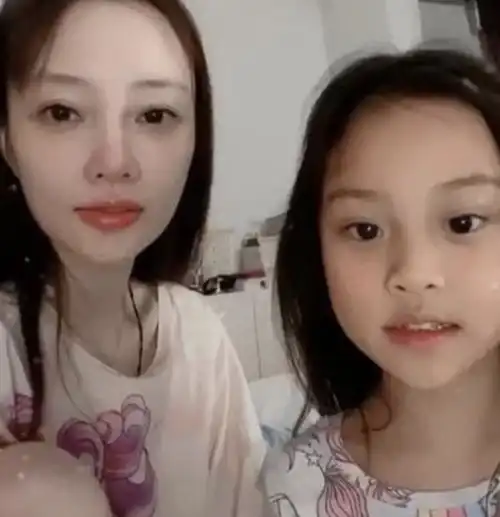 知情人曝李小璐私下带着女儿甜馨接直播资源一场下来几百万