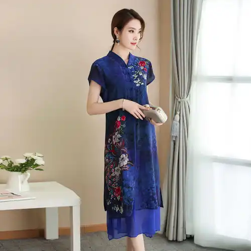 70后小姨忒会打扮了,上身旗袍配淡妆,美的让人挪不开眼