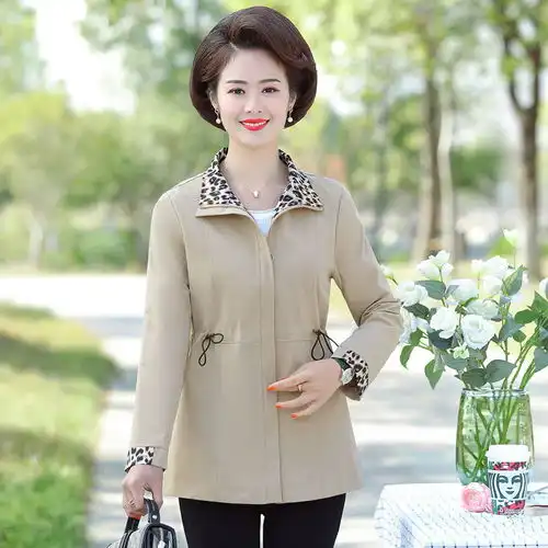 妈妈装春秋装外套2020新款中老年女装洋气短款风衣气质中年上衣女
