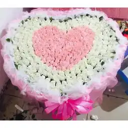 宜城网上花店商品内容粉玫瑰,白玫瑰共999朵,满天星栀子叶搭配,白色羽毛围绕,粉色手揉纸,粉色细软纱,红色蝴蝶结装饰
