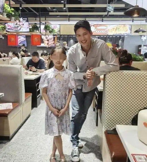 网友偶遇吴永恩,与美女合影手放身后不敢动,聊到王子文语气撒娇