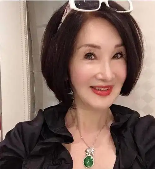 68岁女星冒充司仪在婚宴上蹭吃蹭喝被揭穿后致歉我现在很想去死