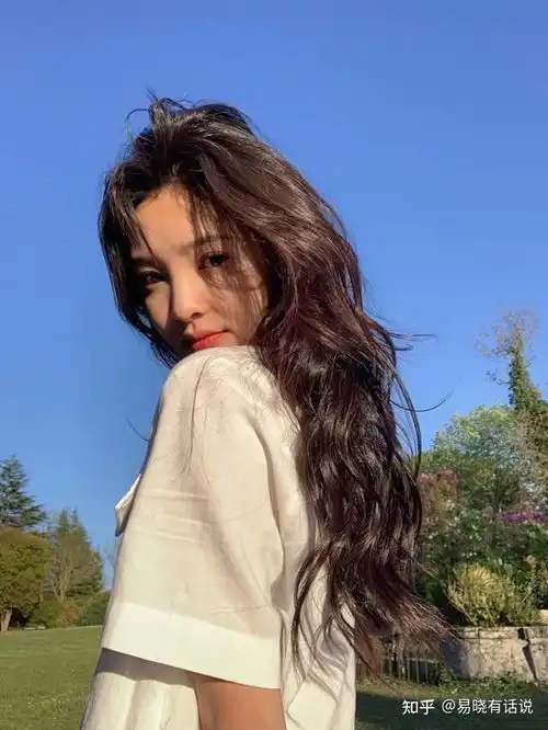 女生难过了怎么哄女生突然不开心该怎么哄她开心