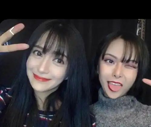 45岁超年轻妈妈,和女儿合照难分伯仲,网友生娃早的好处