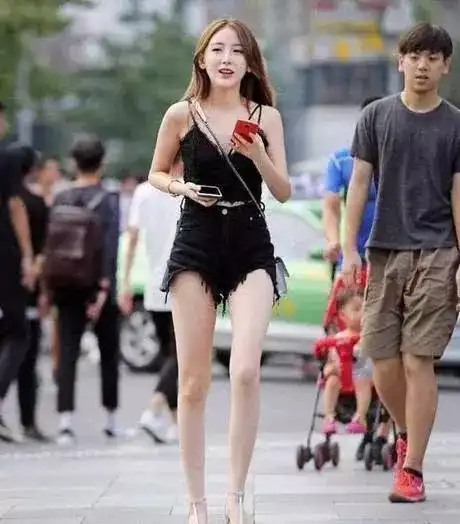 街拍格外优雅柔软的紧身裤很符合妹子的气质