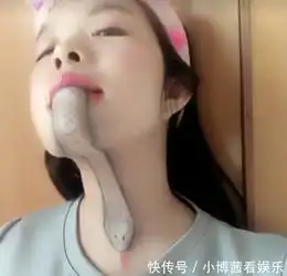 女儿呆在房间一直不出门,妈妈好奇推门一瞧,瞬时脸色大变