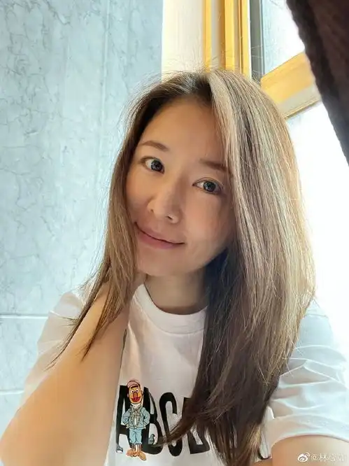 45岁林心如晒美照,单手托腮暴露小心机,这里看出她真实年龄