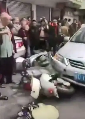 潮汕一女司机驾车失控,连撞多车现场一片狼藉