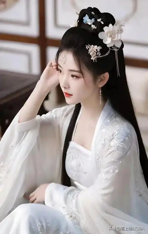 古装美女,古典之美,青丝素衣,玉颜含笑