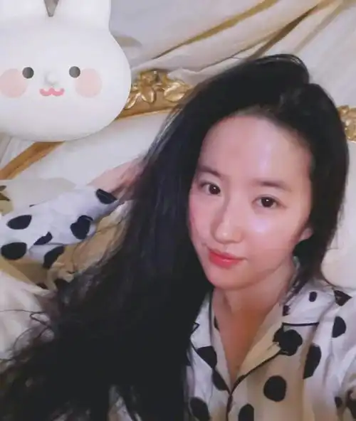 刘亦菲清库存,哪个女生不爱自拍
