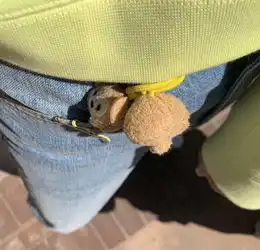 宋祖儿穿黄色卫衣,与珍妮泫雅撞衫高腰牛仔裤秀出性感小蛮腰