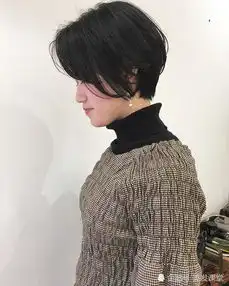 个子瘦小的女生,剪这样的短发更吸引人