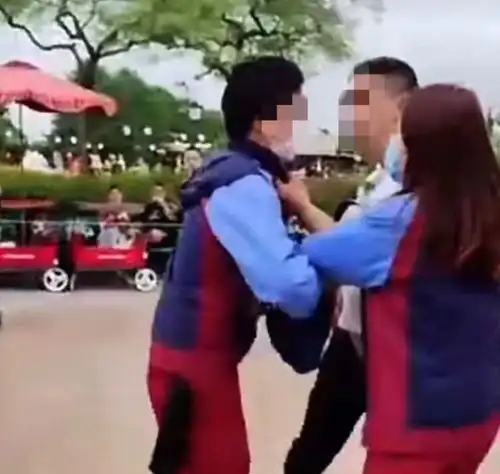 男子在迪士尼抽烟逼哭工作人员,见到民警倒地耍赖园方永久禁入