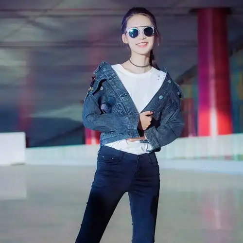 春季牛仔外套这样穿,轻松成为人群中的焦点