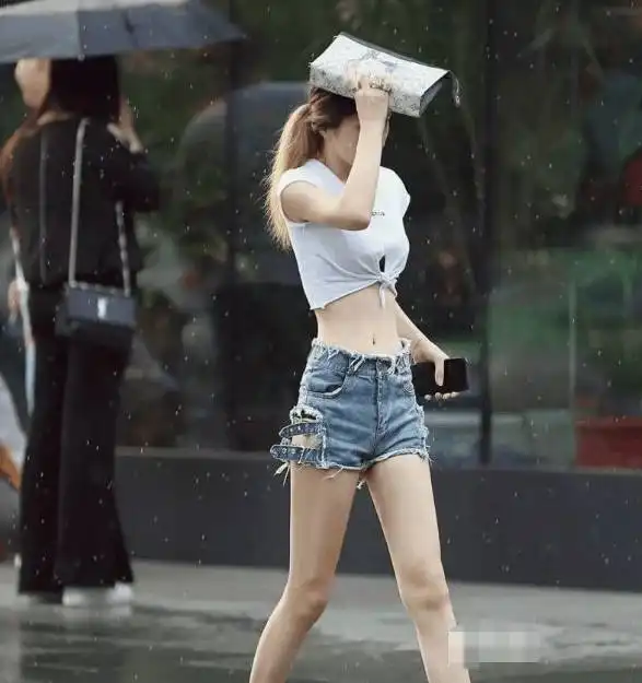 年轻美女街拍富有活力的美女,回头率特别高