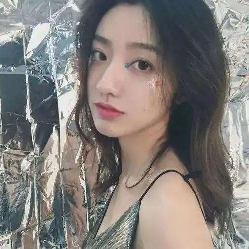 女生头像愿孤独的人都会唱歌
