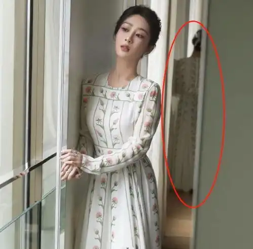 杨紫晒美照被调侃,背后镜子暴露真实身材,女星p图有多尴尬