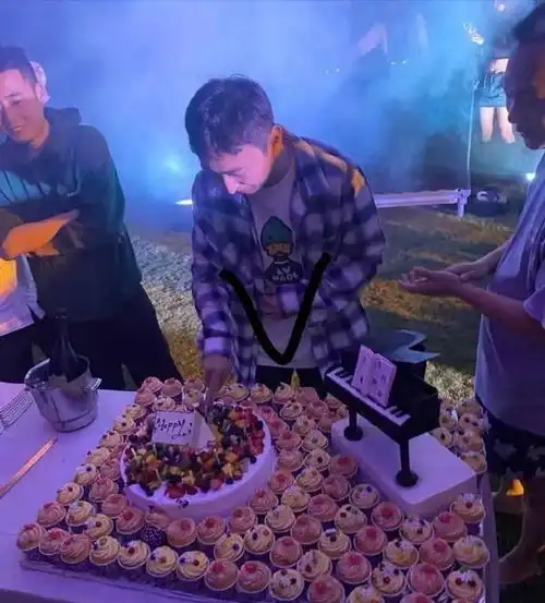 王思聪喜迎34岁生日,庆生照片曝光,身边美女如云