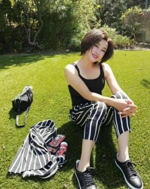 64岁刘晓庆官宣换头像,容颜返嫩似少女,穿公主裙美成人间仙子