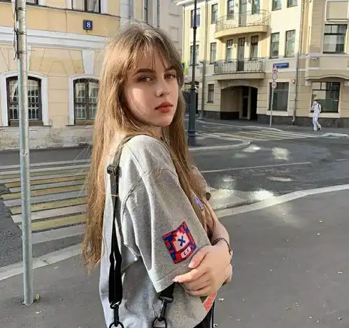 欧美女头风轻云淡说出来的往事都是压心底的意难平