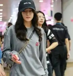郑爽又白又瘦,迪丽热巴皮肤差,路人抓拍的女明星都长什么样