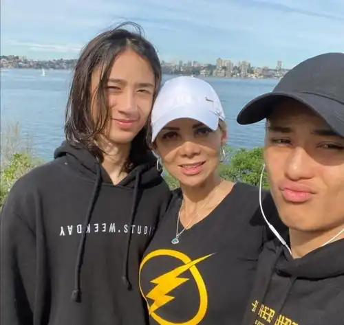 宝贝计划的小婴儿长残了16岁鼻梁挺翘胡渣明显,网友像成龙