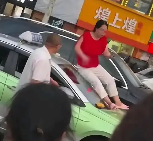 太炸裂女子出租车上跳裸舞,笑容满面不羞耻,知情人曝原因