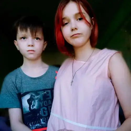 战斗民族奇葩网红秀恩爱,女方13岁怀孕生子,男方10岁竟然喜当爹