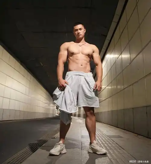 专访山东壮汉黑皮寸头,肌肉粗壮,展示魅力型男风采