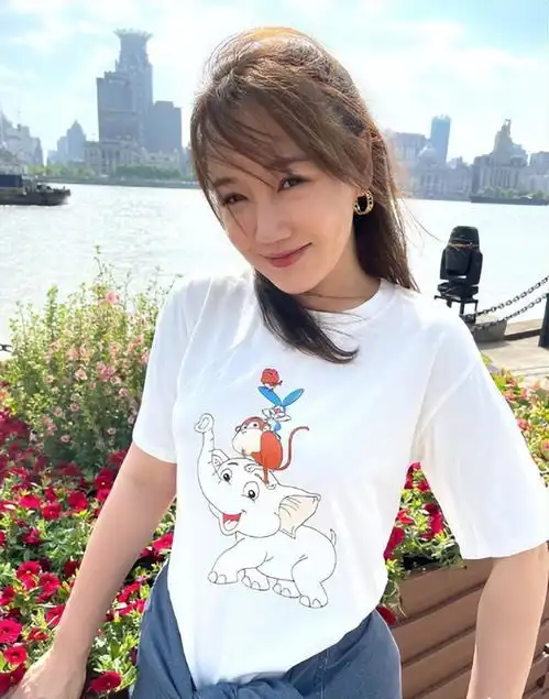 胡歌前女友真洋气穿两块钱的大妈款丝袜露面,非但不俗还挺时髦