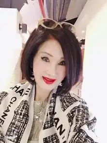 68岁女星冒充司仪婚宴上蹭吃蹭喝被揭穿后致歉我现在很想去死