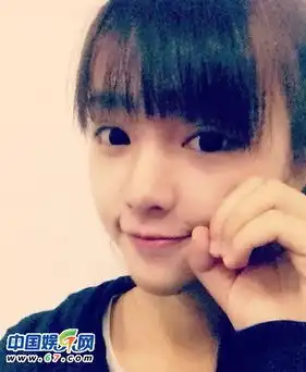 武大女神黄灿灿素颜清纯照走红曝与男友亲热照