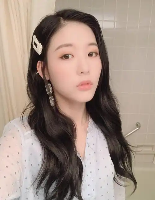 孙芮珍珠花耳环甜美活泼,仙女气质服装美呆众人,少女感油然而生