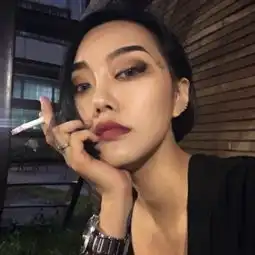 这城市的风总是很大,孤独的人总是晚回家霸气抽烟的社会大姐女生头像