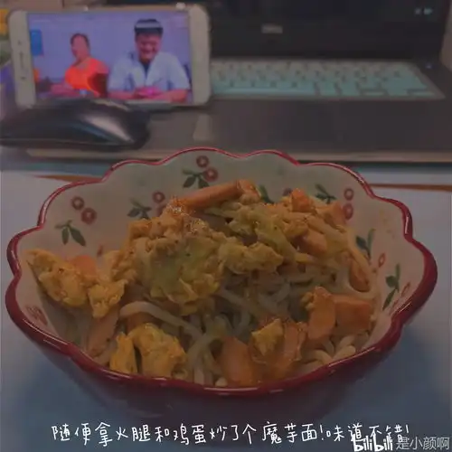 大学女生的宿舍美食避开宿舍阿姨一个热爱美食的少女