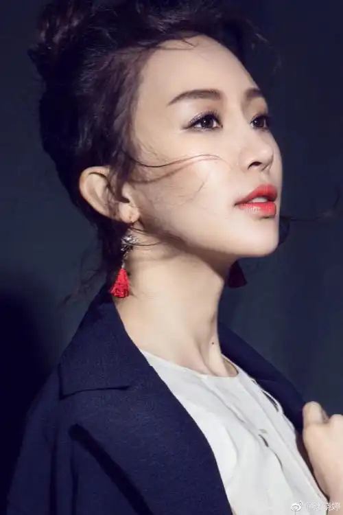 潘晓婷脱下台球服拍摄写真,露香肩秀美腿,冷艳女神气质尽显
