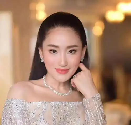 裙过膝盖有多优雅看佩通坦就知道了,难怪成功女性都这么穿