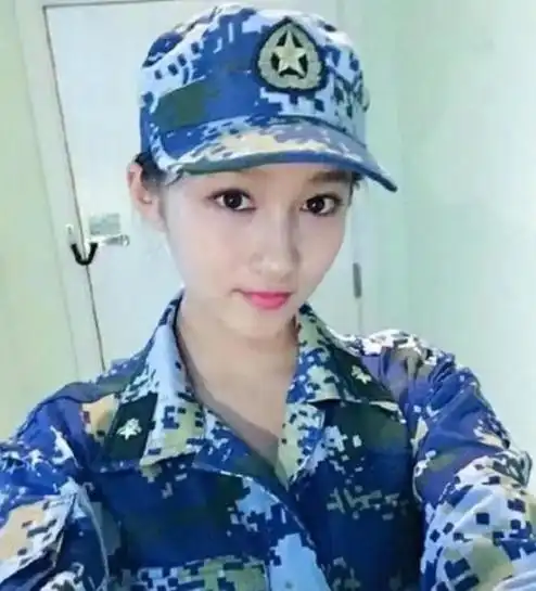 同是女星军训照,宋祖儿真实,杨紫呆萌,看到关晓彤鹿晗眼光是真好