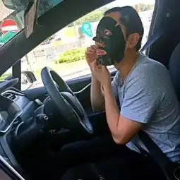 王祖蓝敷黑面膜开车网民却在他的肚腩处截图,惊爆...
